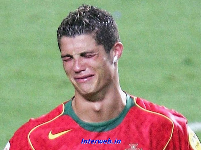 Tiền đạo Cristiano Ronaldo bật khóc trên sân sau khi Bồ Đào Nha để thua Hy Lạp ở trận chung kết